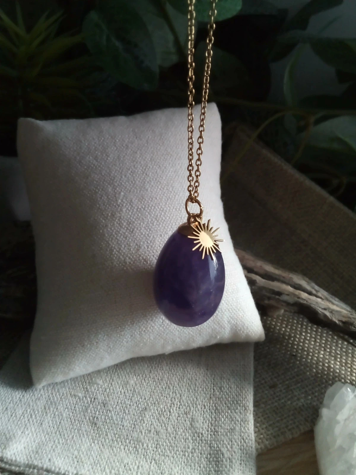 Collier pendentif pierre d'améthyste et soleil doré doré